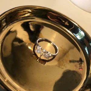 Fin silver ring storlek m - Oanvänd ring med fin form! Asken ingår i priset! 