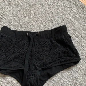 Mjukisshorts - Svarta mjukisshorts jag har köpt begagnat! Gillar dem jättemycket, men har tyvärr blivit lite för små för mig. Stl XS. Är supermjuka innuti och har ett spetstyg på utsidan. Fraktar eller möts upp i Göteborg 💕