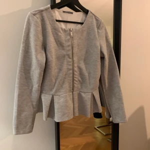 Kavaj - Grå kavaj! Säljs för 75 kr+frakt eller högst bjudande i kommentaren💕