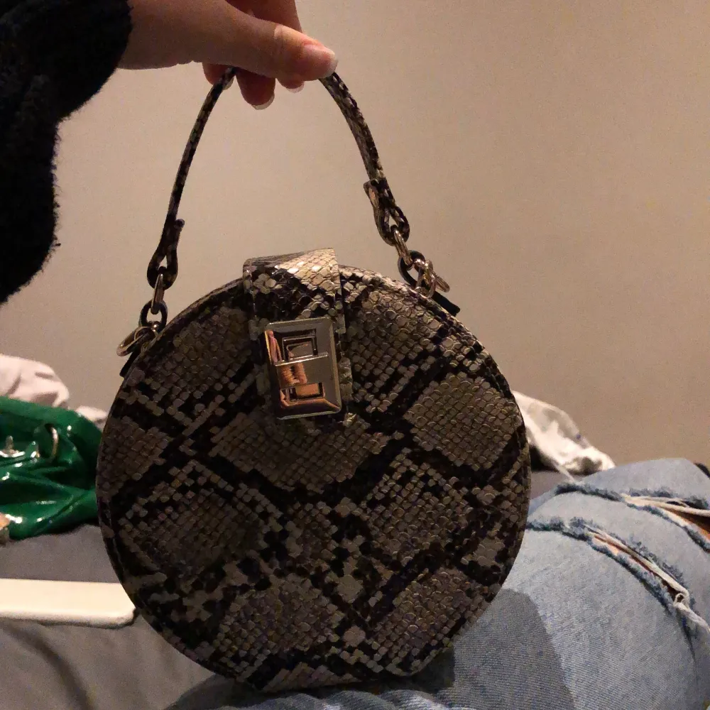 Jättefin oanvänd ormskinsimiterad väska från zara. Gör outfiten Lloyd roligare och är ganska rymlig💕💕. Laukut & Käsilaukut.