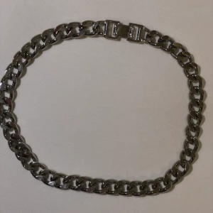 Silver kedja - Silver kedja från NA-KD. Passar till mycket. Rostar knappt. Spänne. 