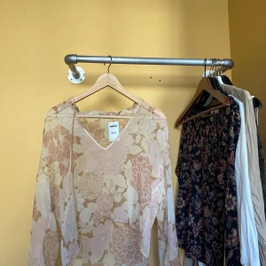 Jättesöt blus - Jättesöt blus köpt på Emmaus, prislappen kvar. Passar både S o M. 🌻