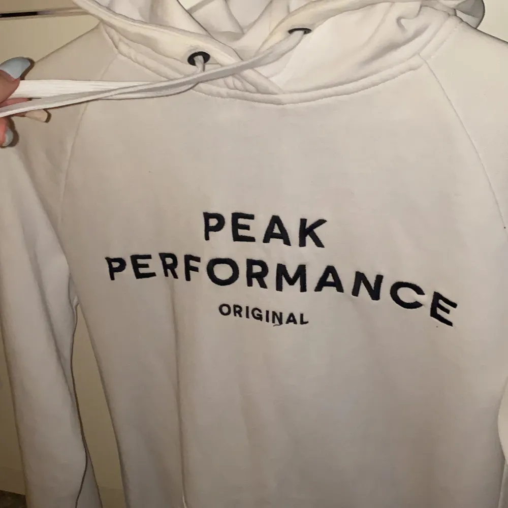 Super fin och skön peak performance hoodie i färgen vit. Storlek S. Säljer då den inte kommer till användning. Nypris 1000kr. Utgångspris 300kr+frakt. Buda ifall flera är intresserad med minst 15 kr mellan varje bud. Hoodies.