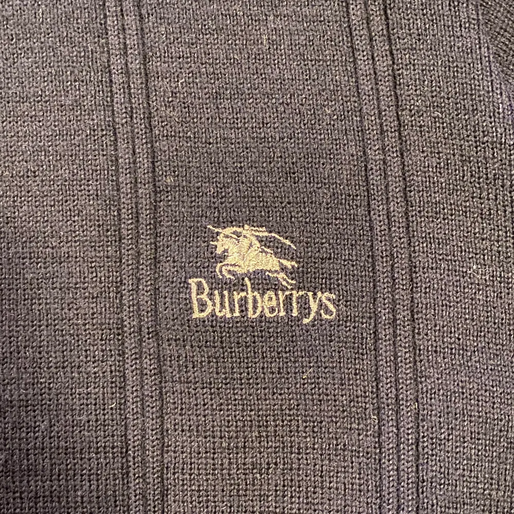 En riktigt fin vintage Burberrys tröja. Grymmt skick för sin ålder, inga fläckar eller hål.. Stickat.