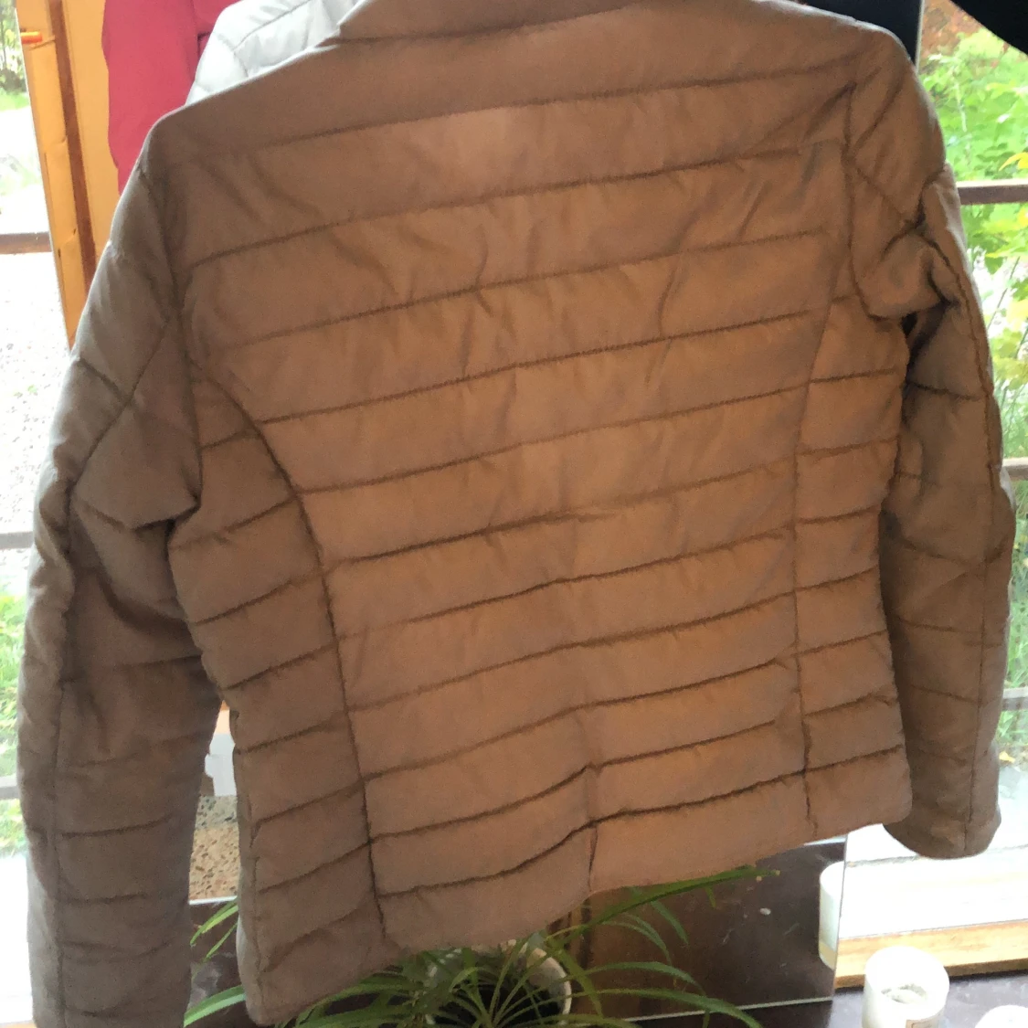 Biege dunjacka från Only - 90