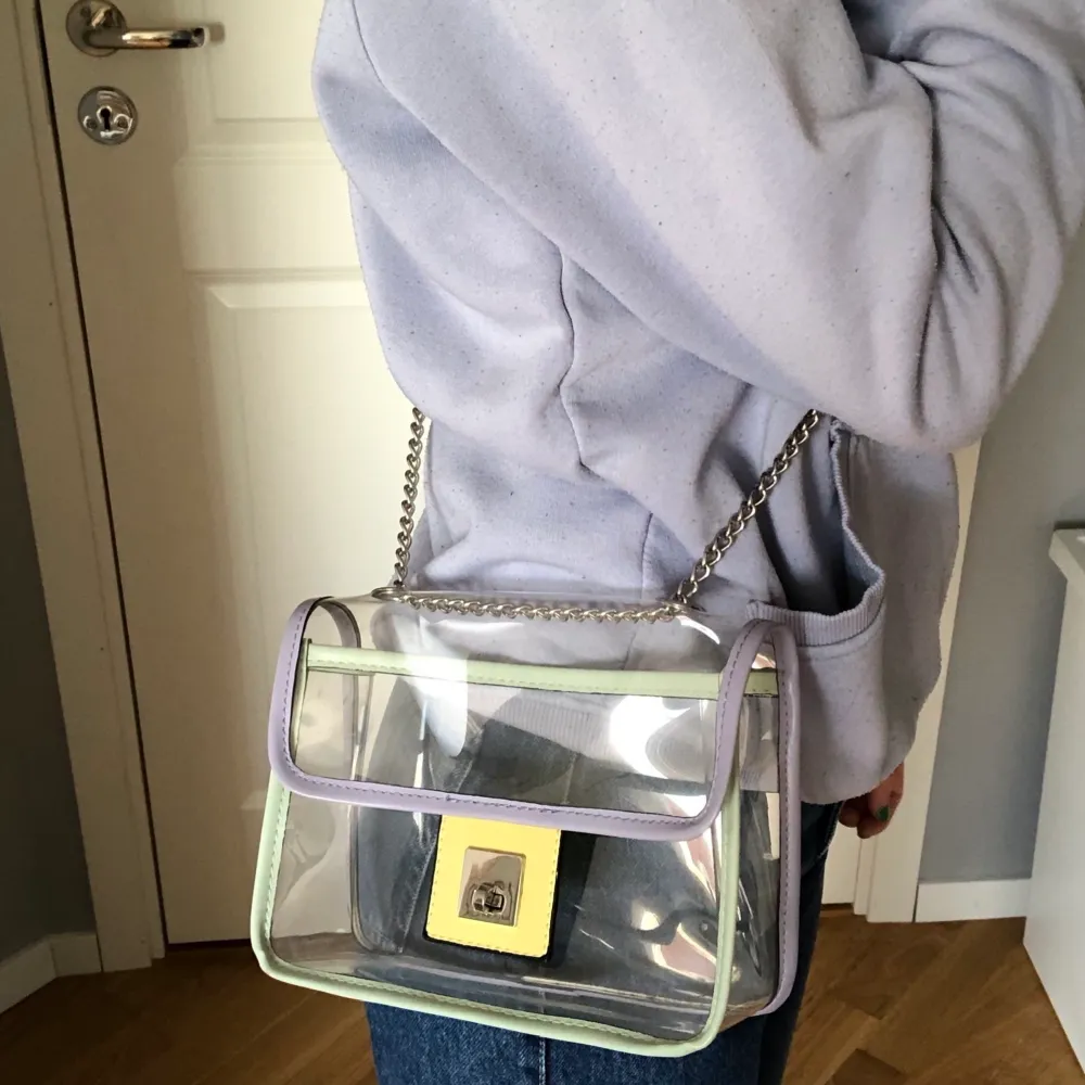 Transparent väska med pastell detaljer! Älskar den men används för sällan:( Köparen står för fraktkostnaden✨. Accessoarer.