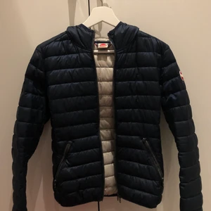 Colmar jacka  - Säljer nu denna fina mörkblå Colmar jacka i storlek S. Jackan är i jättefint skick, skriv om du vill att jag skickar fler bilder. Nypris 2999 kr💞