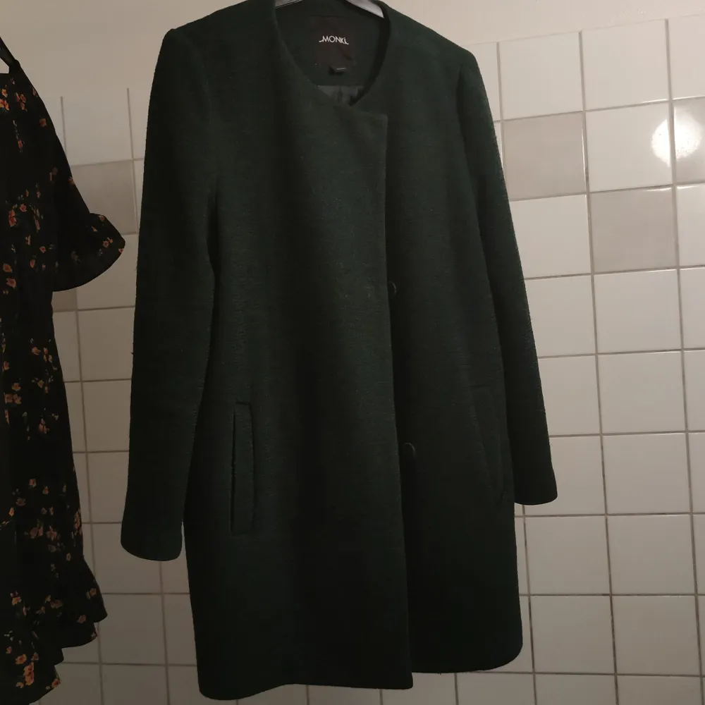 En mörkgröna kappa från MONKI stl S. Den är i väldigt bra skick och har fickor. Inga knappar är lösa! 💚💚 . Jackor.
