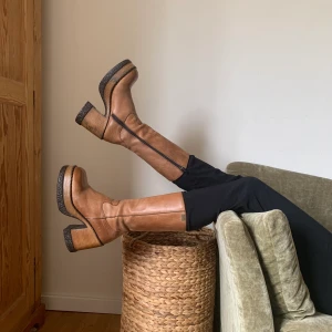 Sonax London Underground strl 39/40 - Coolaste bootsen - Sonax london underground - i storlek 39/40 säljes pga för stora för mig. Några små märken på sulan, men inget som i min mening stör. Kan gå bort med lite kärlek! Finns i Stockholm, Stadshagen. 