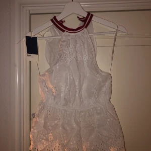 Jättefin blus, strl S - Jättefin blus med fin krage i halsen, storlek S. Aldrig använd