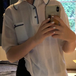 Vintage tröja - En cool piké/blus aktig tröja köpt second hand! Det står ingen storlek i den men eftersom den är väldigt stretchiga passar den alla mellan XS-L. Om man inte kan mötas upp i Gävle tillkommer frakt.💕