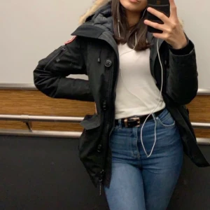 Canada goose - Säljer denna caner goose jackan, modellen är Montebello. Storlek : XS. Är sliten vid muddarna men annars bra skick.  Säljer för lågt pris pågrund av muddarna , som går att byta ut annars😁