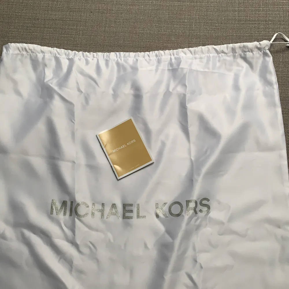 Säljer min stora Michael Kors väska som jag köppte i Michael kors butiken i Stockholm för något år sedan. Vet inte vad modellen heter men den är nästintill oanvänd och köpptes för runt 3000kr! Dustbag medföljer. Väskor.