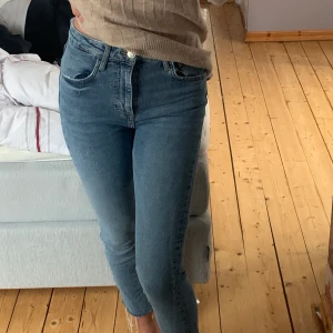 Zara jeans  - Säljer zara jeans som är lite korta för mig som är 175 cm passar nog bättre folk som är 170 cm och mindre storlek 34 