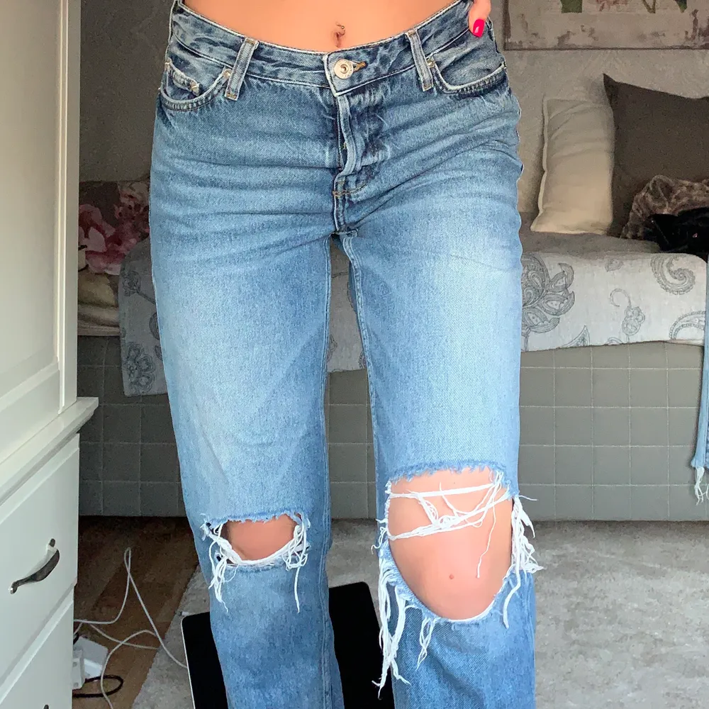 Boyfriend jeans från Mango i bra skick! Skickas spårbart🤍. Jeans & Byxor.