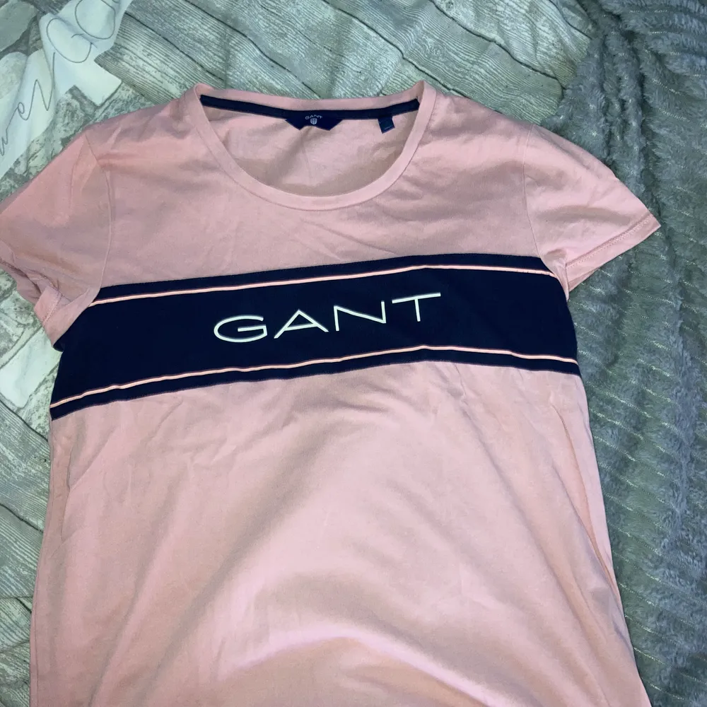Gant tröja, bara provad på. 150kr + frakt.. T-shirts.