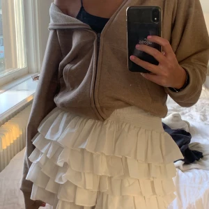 Vit Kjol  - Vit kjol från hm, strl S. Kunden står för frakt