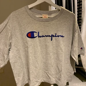 Champion T-shirt  - Jättefin croppad T-shirt, betalning sker via Swish ♥️