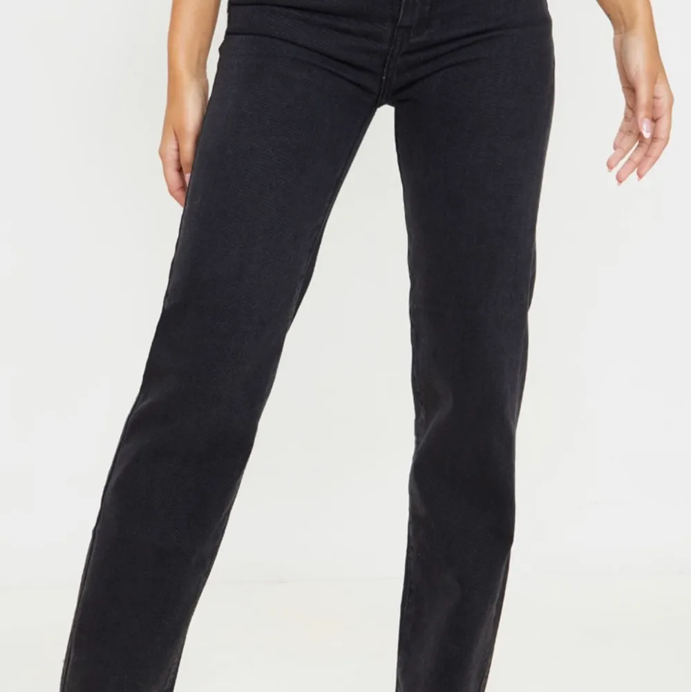 Svarta/black Washed raka högmidjade jeans från pretty little thing. Jättefina, och sköna. Är dock för stora för mig. Pris kan diskuteras vid snabb affär. . Jeans & Byxor.