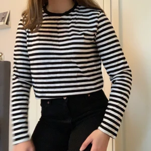 Randig tröja - En snygg randig tröja i fint skick som tyvärr inte kommer till användning. Jag har den uppvikt, se riktiga längden i bild tre. Bra längd i ärmarna. Köparen står för frakt. 