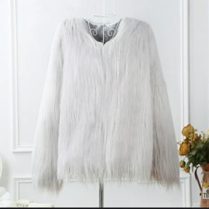 Fake fur jacket  - Grå, superfin pälsjacka. Ganska tunn💞 frakt tillkommer