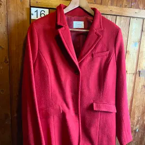 Säljer en röd kappa från Newhouse som är 100% ULL och handgjort.