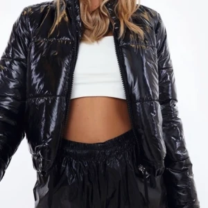 Chiquelle, City Runway Puffer Jacket  - Säljer helt oanvänd jacka från chiquelle, nypris 799kr. Storlek XS, lapp sitter kvar. Frakt tillkommer, alt hämtas utanför Lund