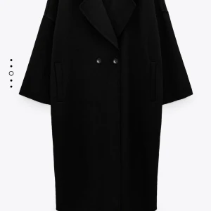 Zara kappa - Superfin kappa från zara, min egna bild och bild på hur den sitter på på bild 2, men den är lik den på första bilden men det är INTE den. Superfint skick! Nypris va run 1000 kr 