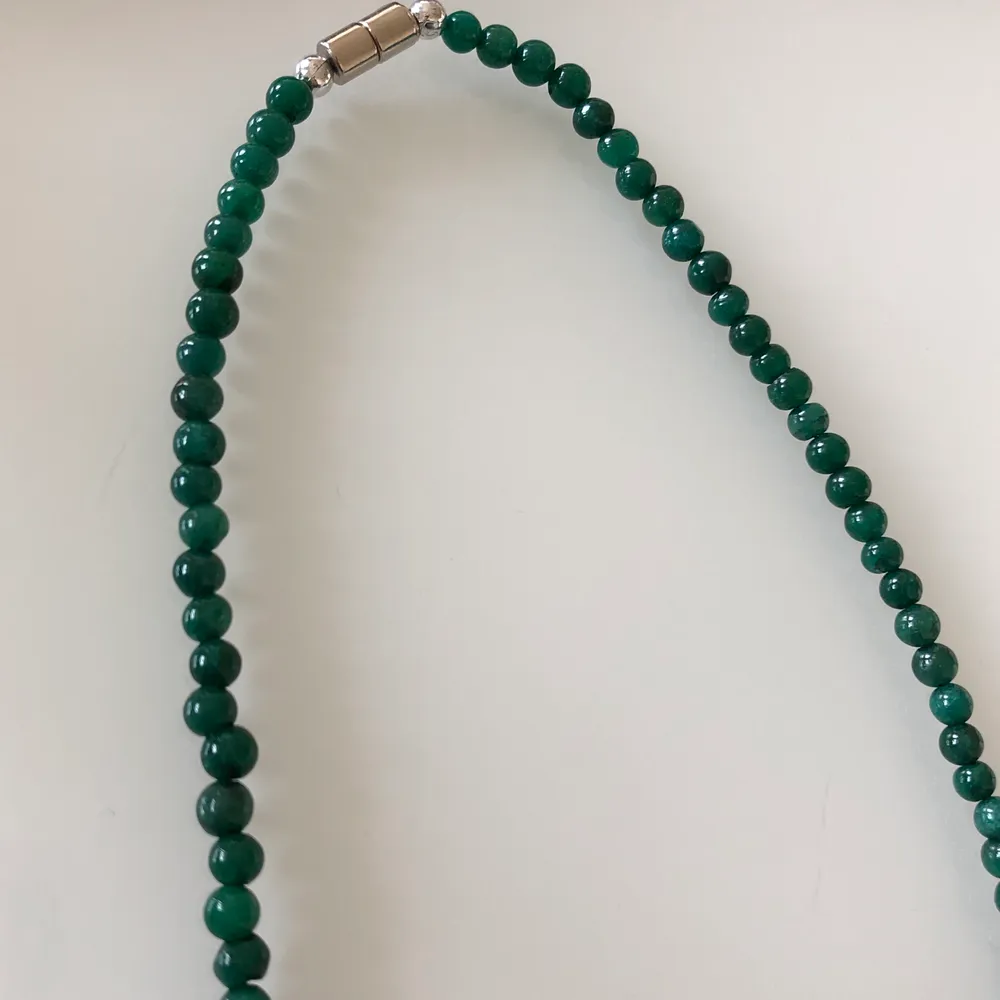 Underbart nytt halsband i natursten 💚 Färg: grön 🍀 Magnetiskt lock. Accessoarer.