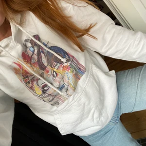 The cool Elephant hoodie - Hoodie från The cool elephant. Vit med tryck fram till. I storlek small. Jättefin hoodie i bra skick!🌸 kan skickas mot frakt!