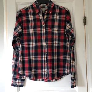 Rutig gantskjorta - Rutig gantskjorta i rutigt tyg. Superfint skick, nästan som ny, eftersom jag växte ur den ganska fort. Strl 36