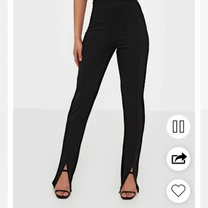 Byxor med slits stl S💖 - Använda ca 2 gånger, super bra skick 💖