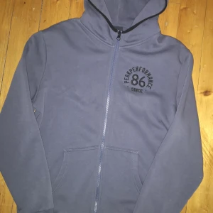 Peak performance Hoodie M  - Oanvänd endast provad hemma en gång. Storlek Medium. Färg Aquaterm.