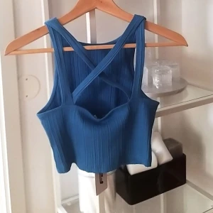 Topp - Linne med korsad rygg. Lapp kvar, aldrig använd. Storlek S.