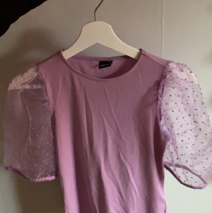 Festtröja - Xs men passar mig med S, lila/rosa fin o ha på fest eller liknande