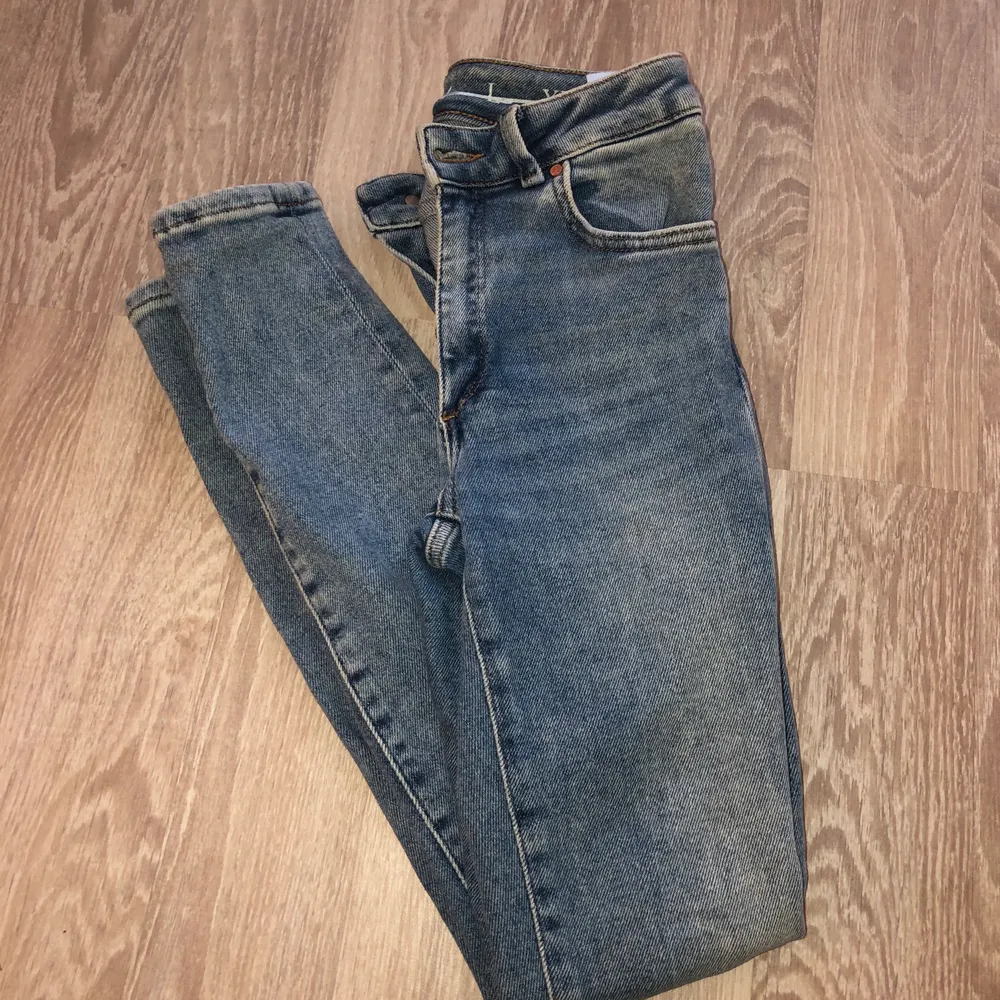 Blåa högmidjade jeans från Bikbok. Använda fåtal gånger, fint skick! Strl S. . Jeans & Byxor.