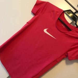 Niketröja, xs-m - Niketröja till träning! Använt max 2-3 gånger! Säljer pga ingen användning längre, lite pösig/stor på mig som är xs-s! Skulle sitta tajt på en som är M-L men superskön att träna med! Säljs för 150, frakt ingår ej!