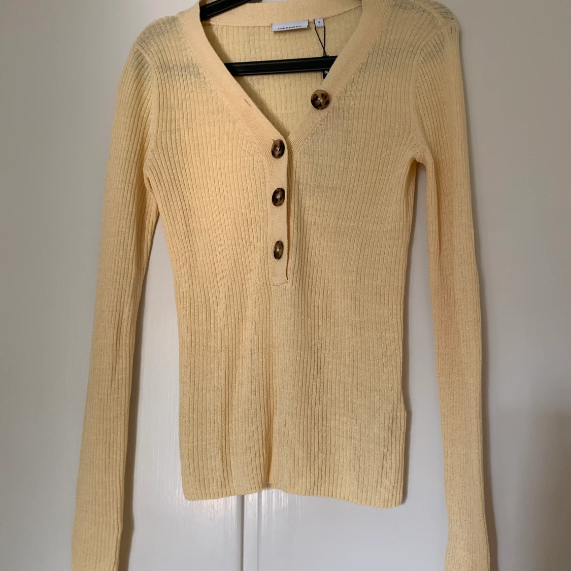 Långärmad tröja med knappar