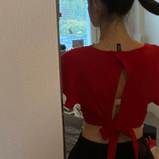 Skitsnygg tröja från h&m som jag tyvärr inte fått användning av. Röd och har knytning i ryggen 😍 (frakt 52kr). Toppar.