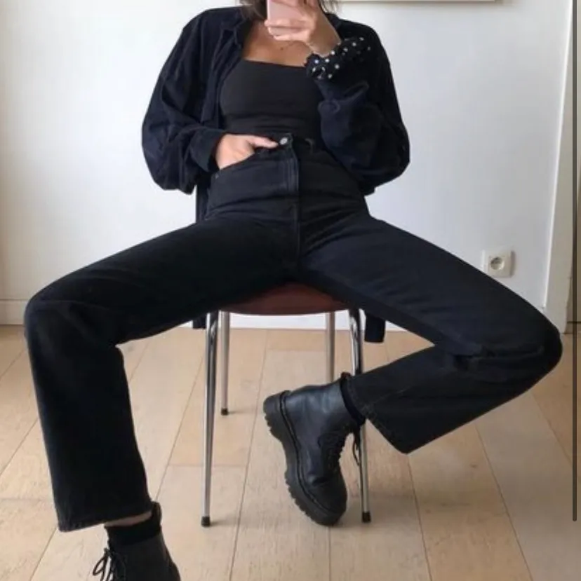 jätte fina, svarta, weekday jeans i modellen Rowe. Sitter jätte snyggt och är i bra skick. Köparen står för frakten!. Jeans & Byxor.