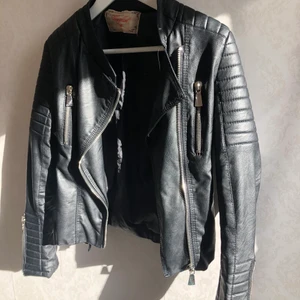 Skinnjacka - Klassisk skinnjacka med silverdetaljer i storlek 36/s,  sparsamt använd pga för liten💜 Priset är inklusive frakt! Öppen för bud! 