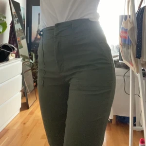 paper bag byxor  - coola militär-färgade byxor i storlek 34, passar bäst på XS-S. byxorna har coola detaljer och stora framfickor. köpta för 300kr. köparen står för frakt.