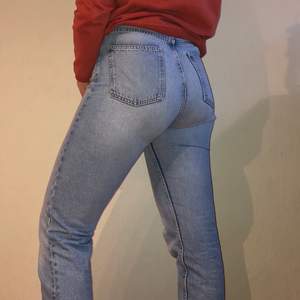 Mom jeans från lager 157 storlek S.  Dom är lita lagade framme vid gylfen, inget man tänker på. Fint skick. Jag kan skicka mer bilder  Fraktar eller möts upp