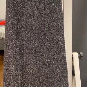 Festklänning strl XS - Super bra skick, aldrig använt silver glittrig klänning! Kommer från Bikbok😍