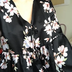 Topp BikBok - Jättefin topp från BikBok med tre knyt på framsidan.