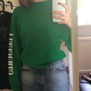 ”Pleasures” grön långärmad t-shirt - Passar på S eller L beror på om man vill ha oversized. Använd en gång och är i gott skick! Köparen står även för frakt.