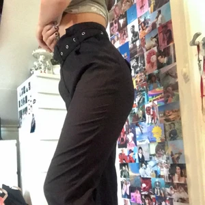 Byxor - Svarta tygbyxor i storlek 32. Fri frakt🥰