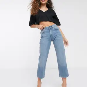 Jeans från asos i storleken w26 l28 (petite) skulle säga att de sitter som xs, oanvända pga fel storlek originalpris 320kr