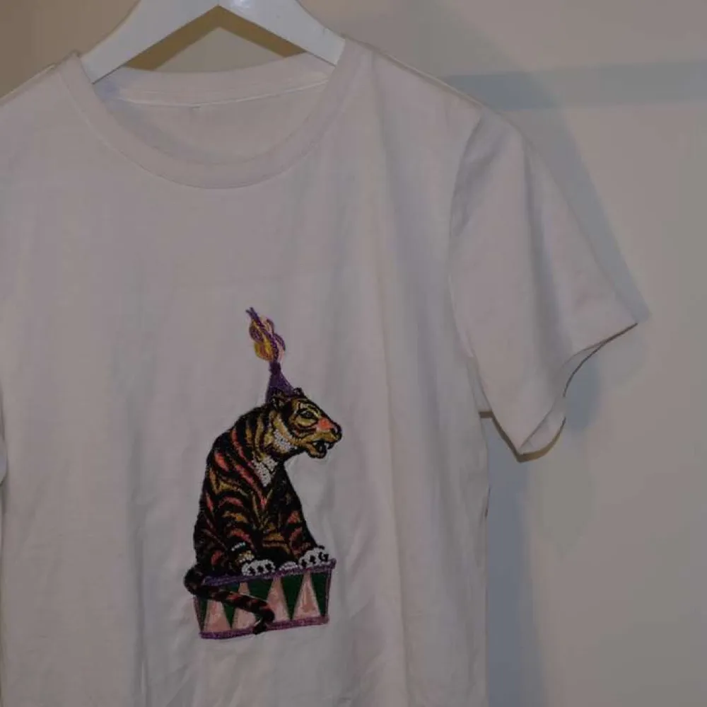 Skön t-shirt med coolt tigertryck! Checka vår Instagram för fler coola plagg! @rocketresell_se. T-shirts.