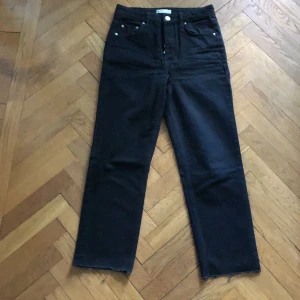 Gina Tricot jeans strl 36  - Svarta jeans från Gina Tricot i strl 36. Avklippta av mig till ankellängd. Jag är 161cm. Säljs pga för små. Köparen står för frakten. 